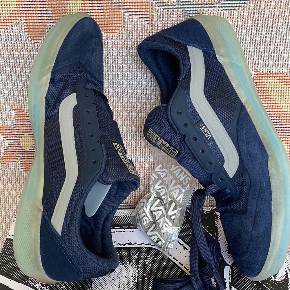 Vans WMNS Ave
Dress Blues/Drizzle
VNOA5JIBWKN
Sneakers - athletic shoes - Picture 12 of 16